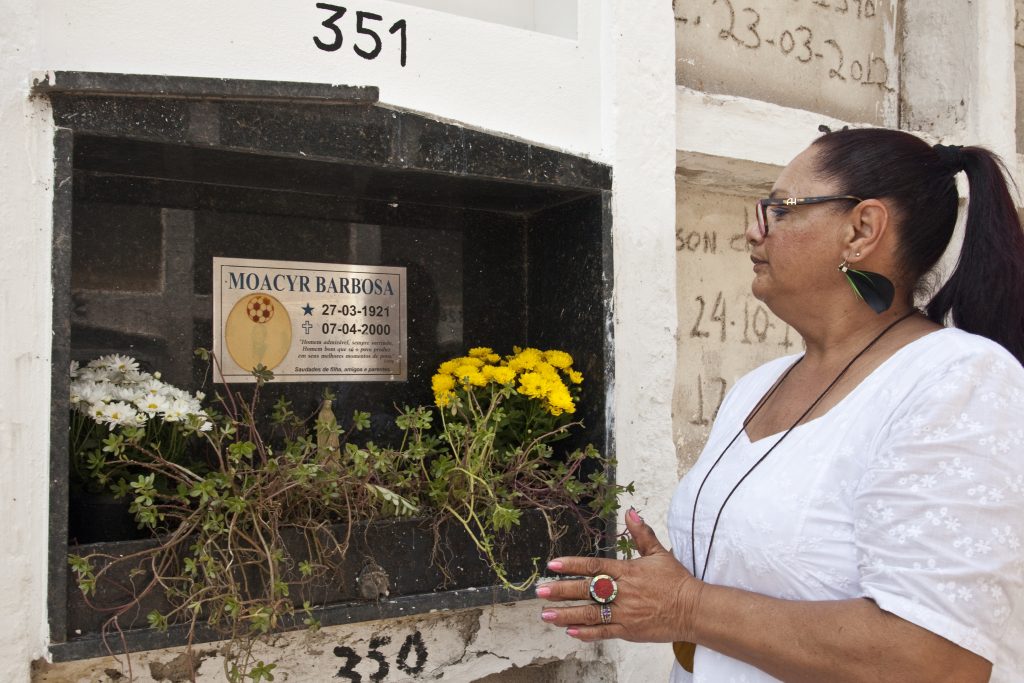 Teresa Borba bij het graf van Barbosa
