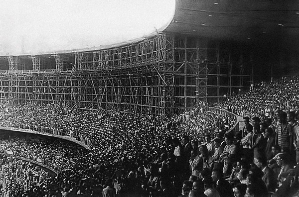 Maracanã nog in de steigers tijdens de openingswedstrijd in 1950.